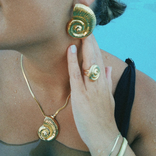 Elle Conch Shell Herringbone Necklace
