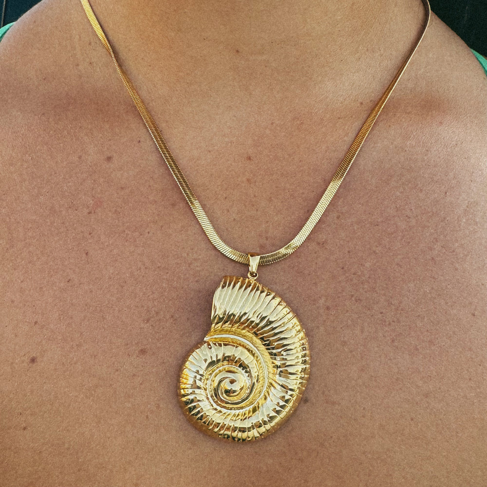 Elle Conch Shell Herringbone Necklace